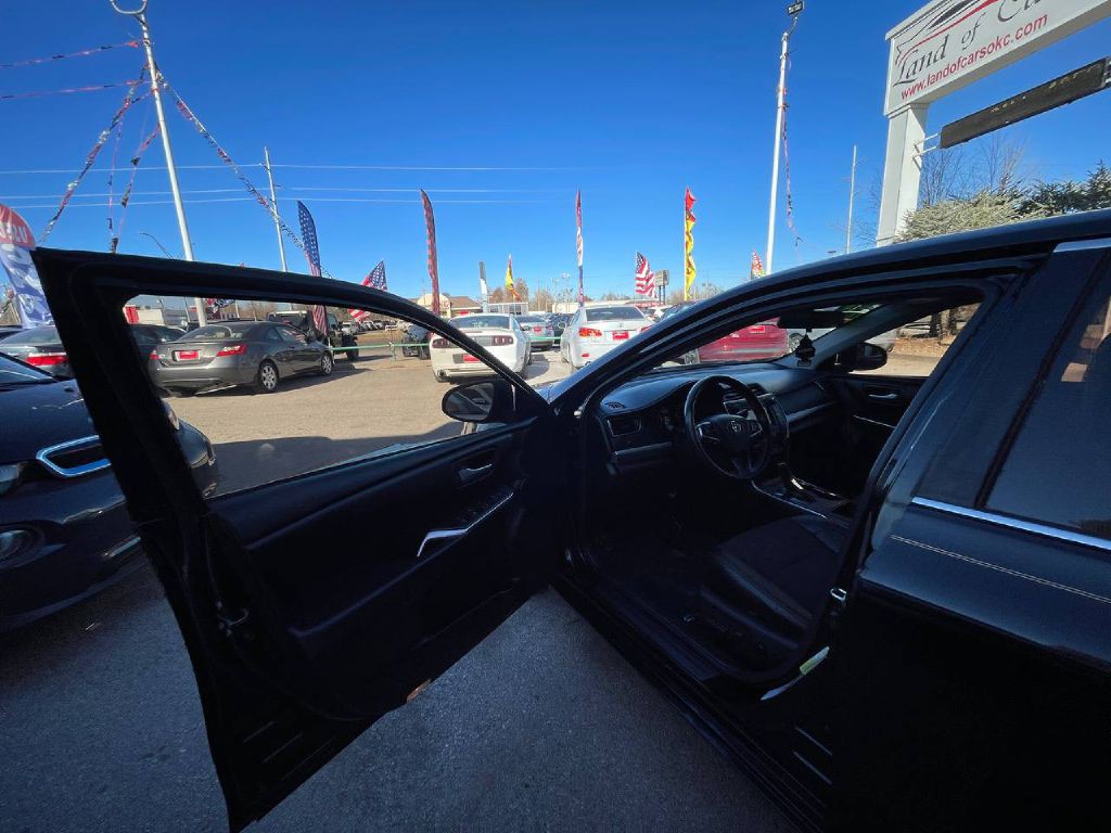 2017 Toyota Camry Image 22