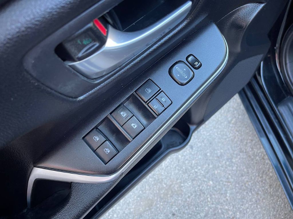 2017 Toyota Camry Image 23