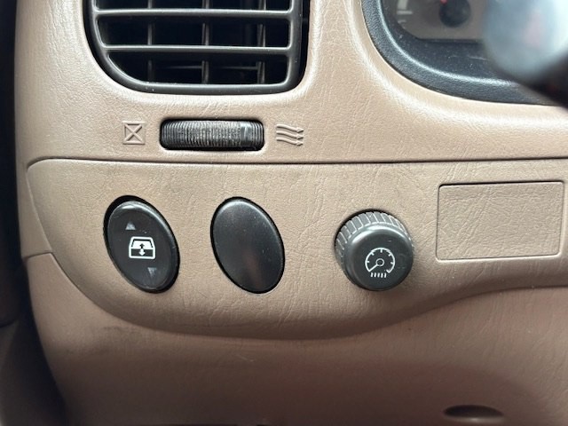 2003 Toyota Sequoia Image 20