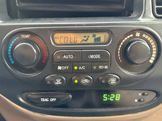 2003 Toyota Sequoia Image 23