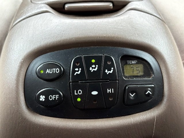 2003 Toyota Sequoia Image 25