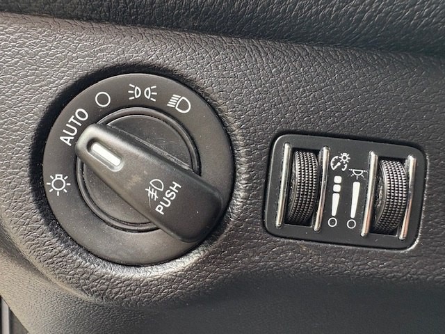 2015 Dodge Challenger Image 11