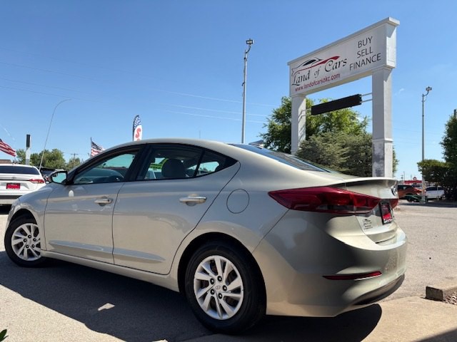 2017 Hyundai Elantra Image 2