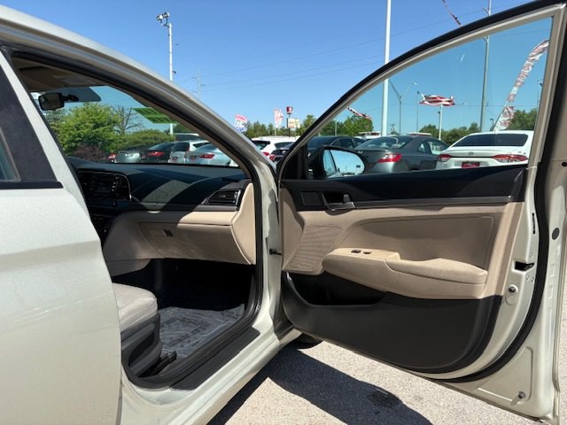 2017 Hyundai Elantra Image 5