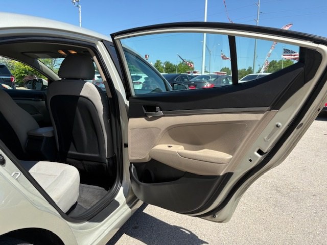 2017 Hyundai Elantra Image 8
