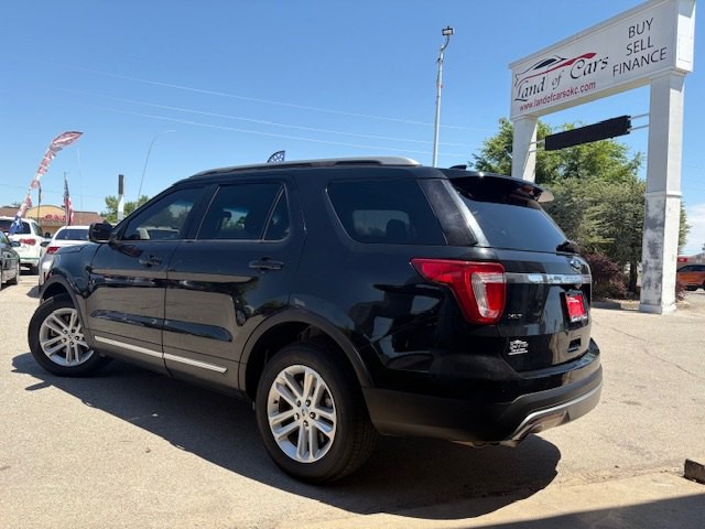 2017 Ford Explorer Image 2