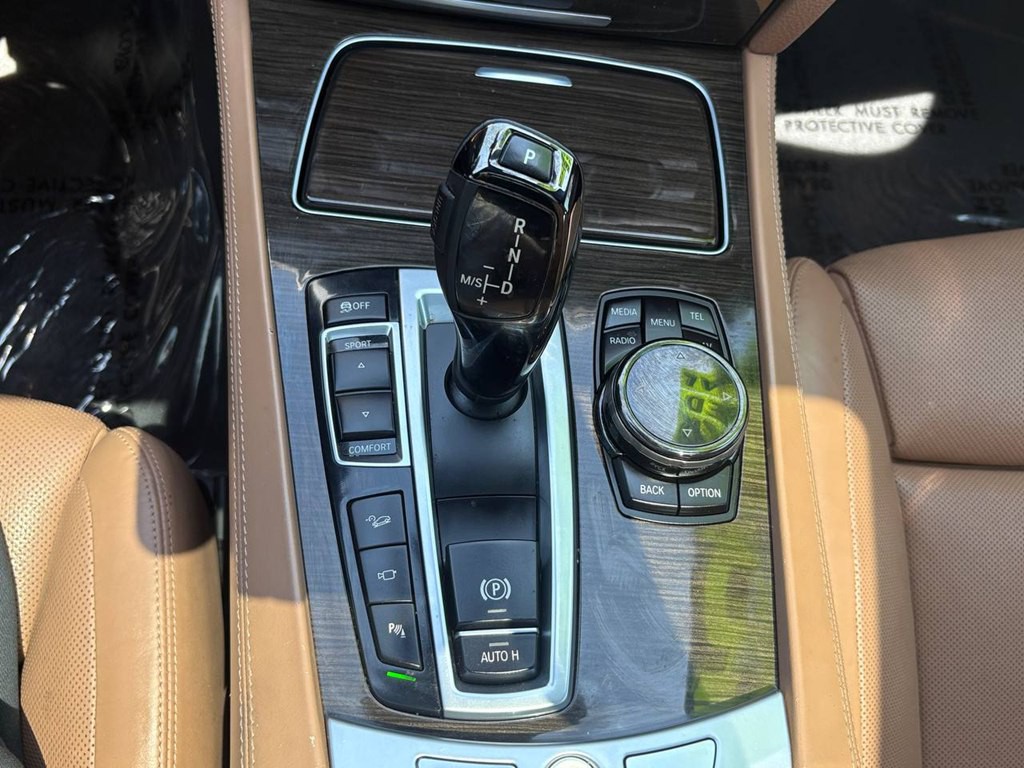 2015 BMW 7 Series Image 33
