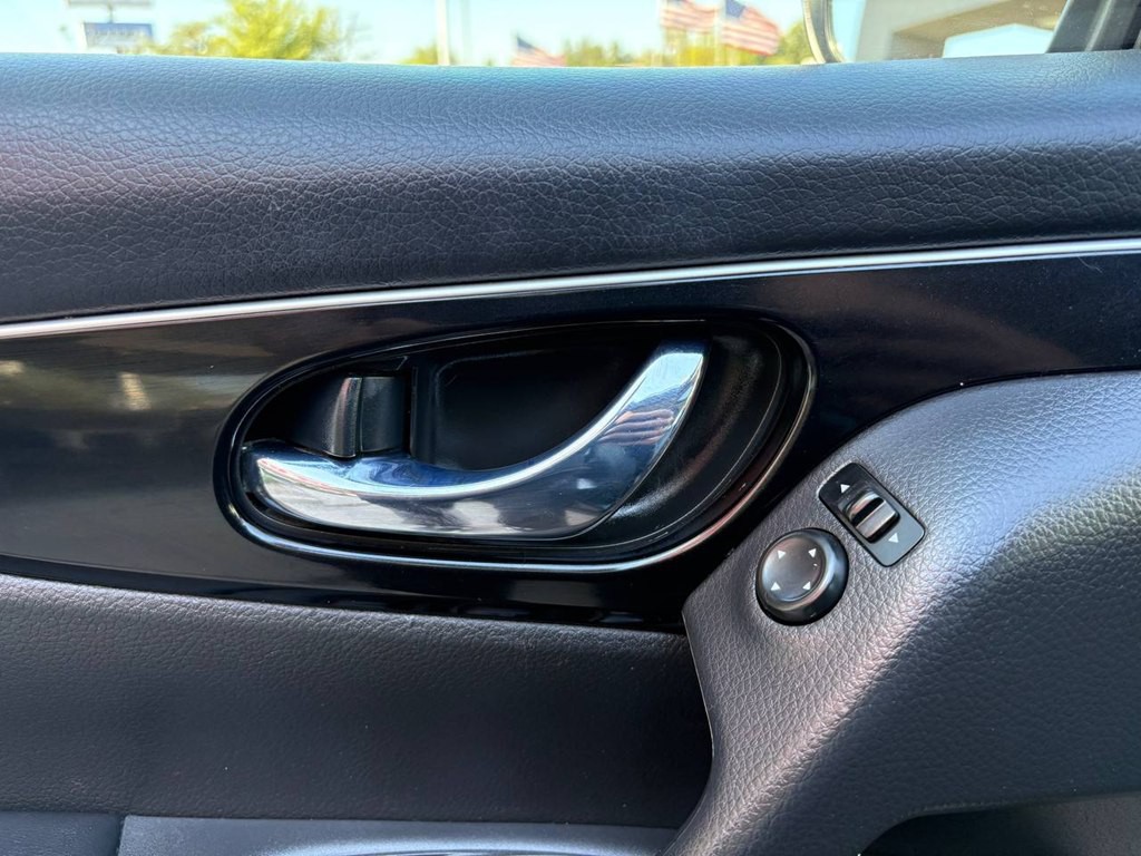 2019 Nissan Rogue Image 16