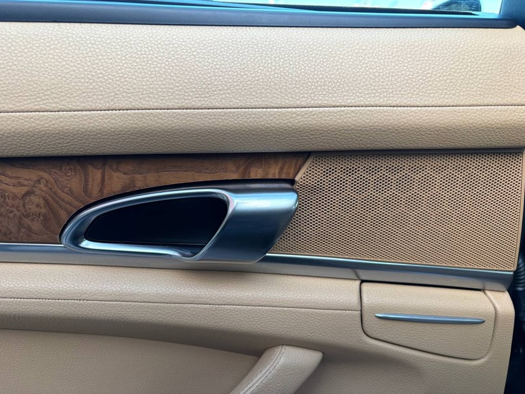 2014 Porsche Panamera Image 17