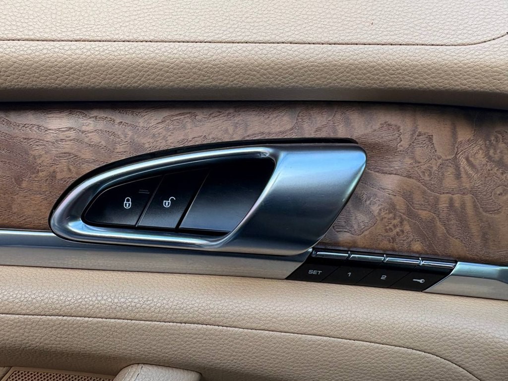 2014 Porsche Panamera Image 21