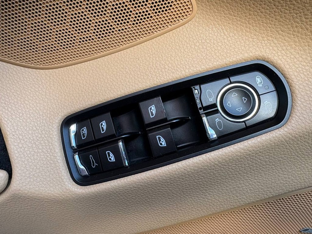 2014 Porsche Panamera Image 22