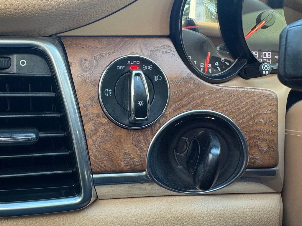 2014 Porsche Panamera Image 24