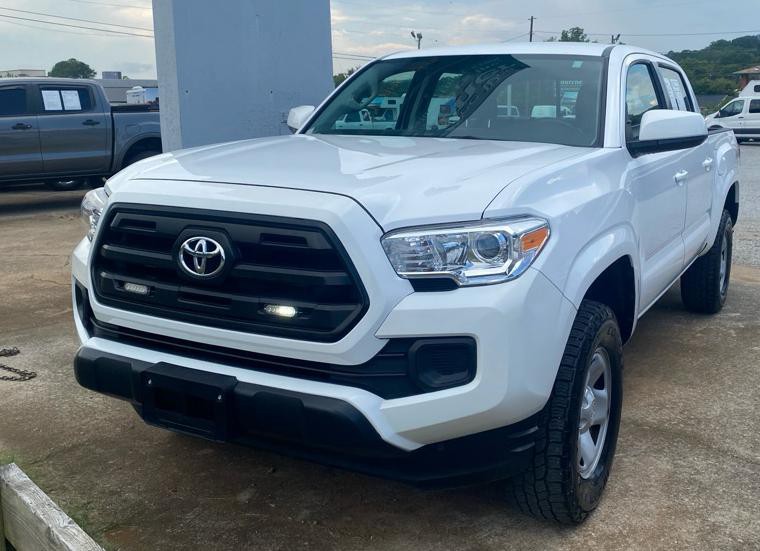 2017 Toyota Tacoma Image 2