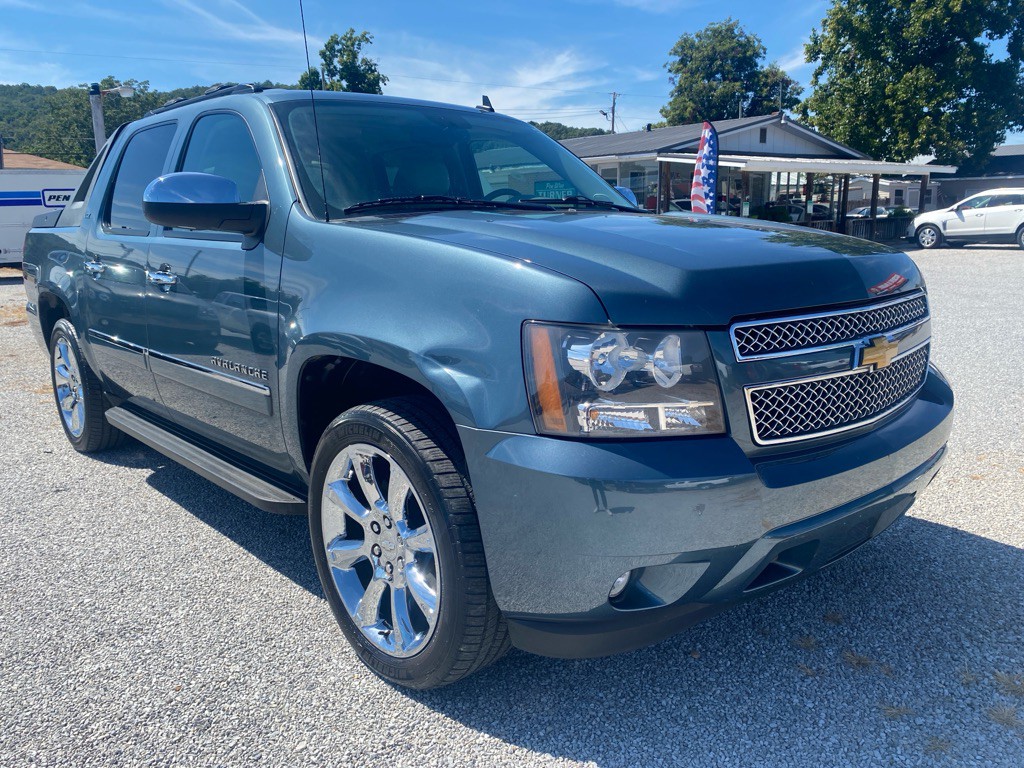 2012 Chevrolet Avalanche Image 2
