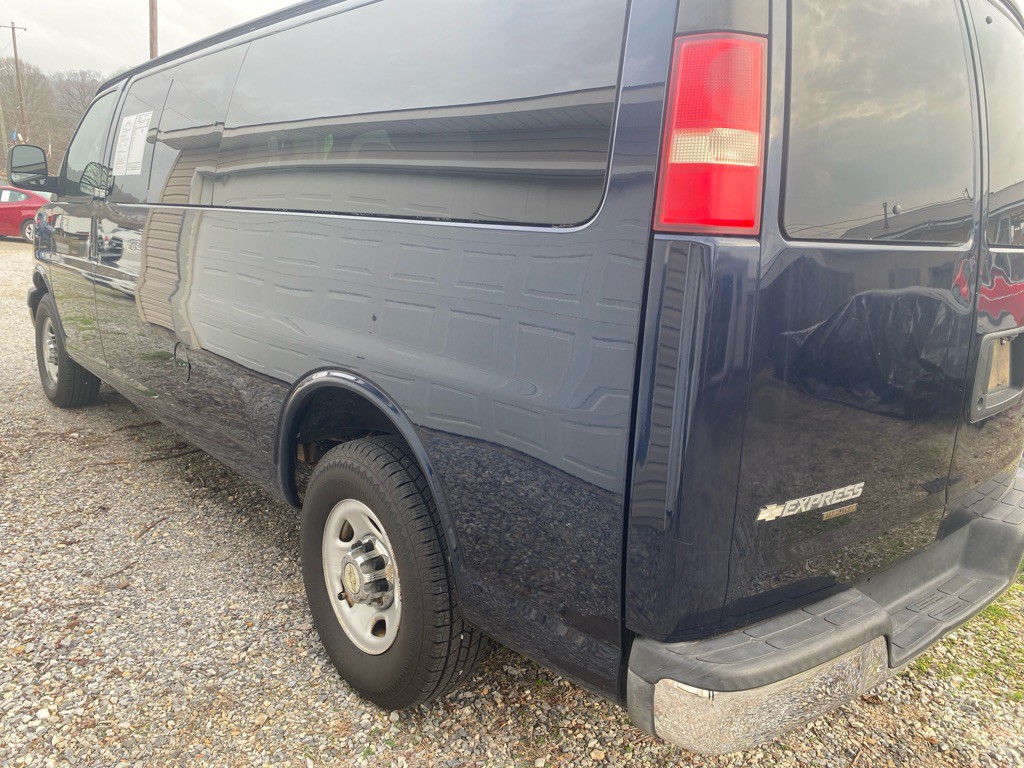 2009 Chevrolet Express Image 2