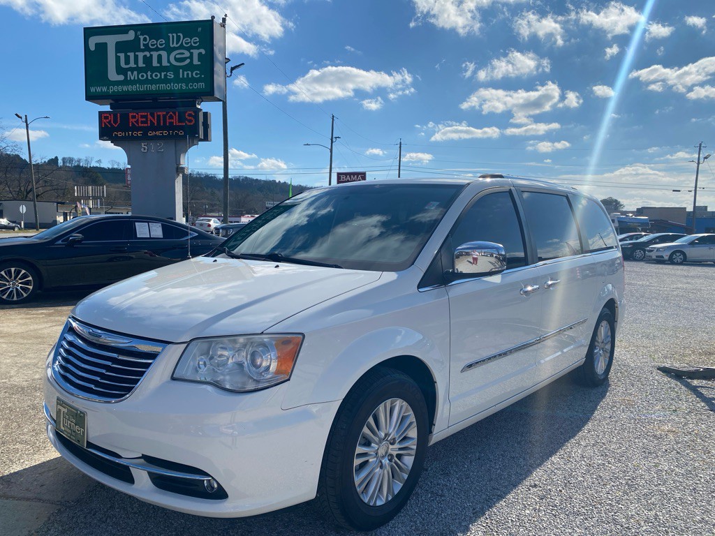 2013 Chrysler Town & Country Image 1