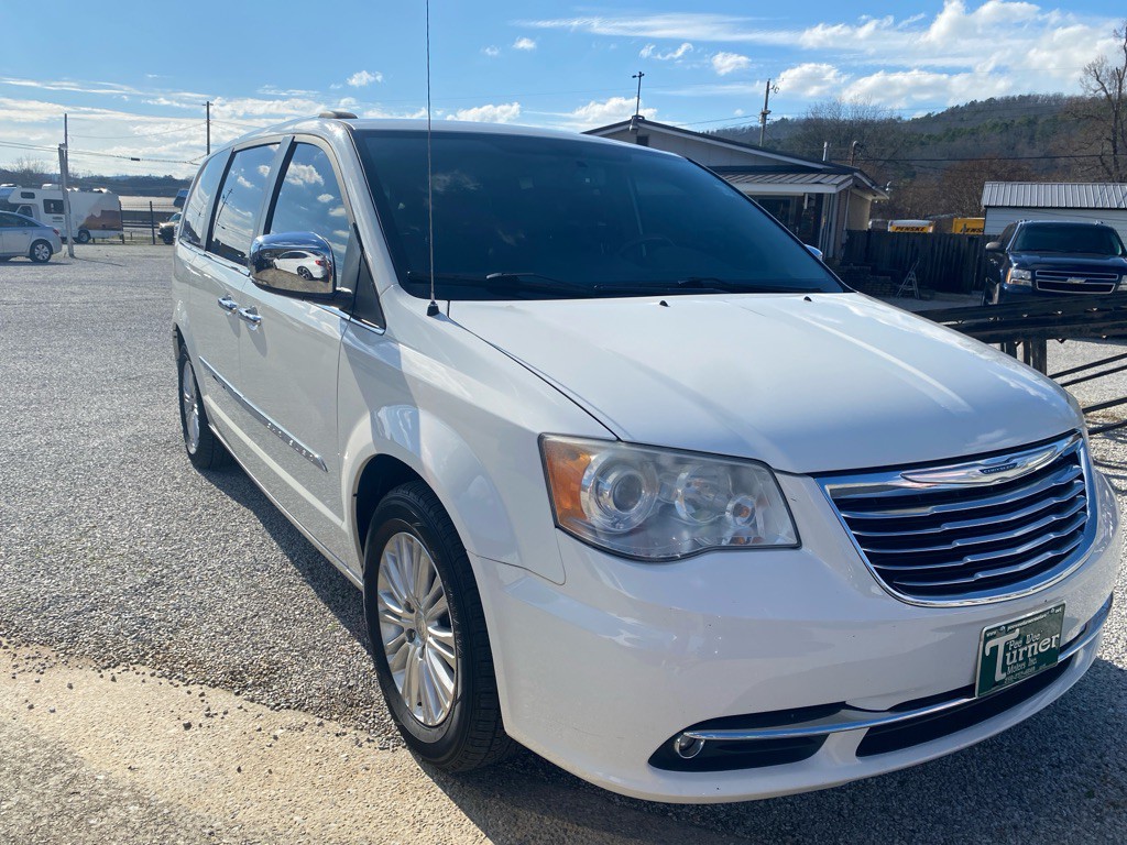 2013 Chrysler Town & Country Image 2