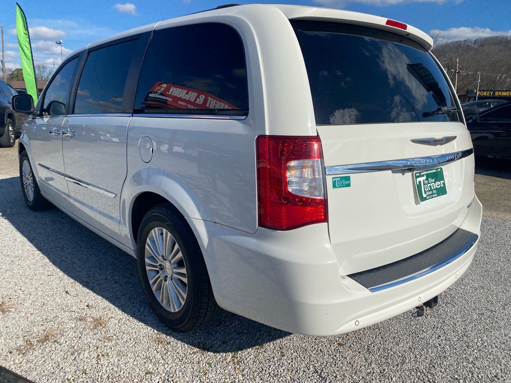 2013 Chrysler Town & Country Image 4