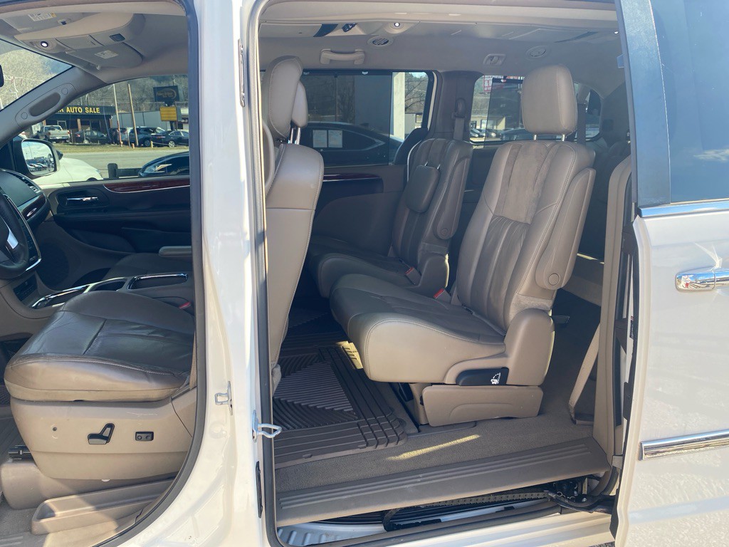 2013 Chrysler Town & Country Image 5