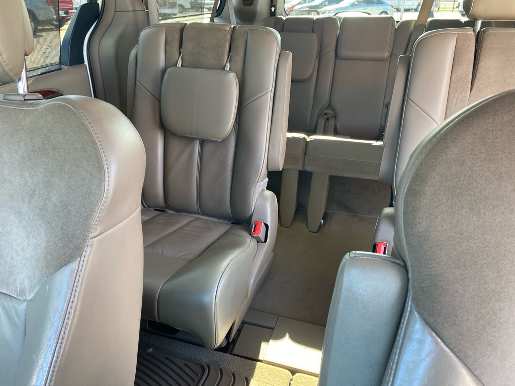 2013 Chrysler Town & Country Image 6