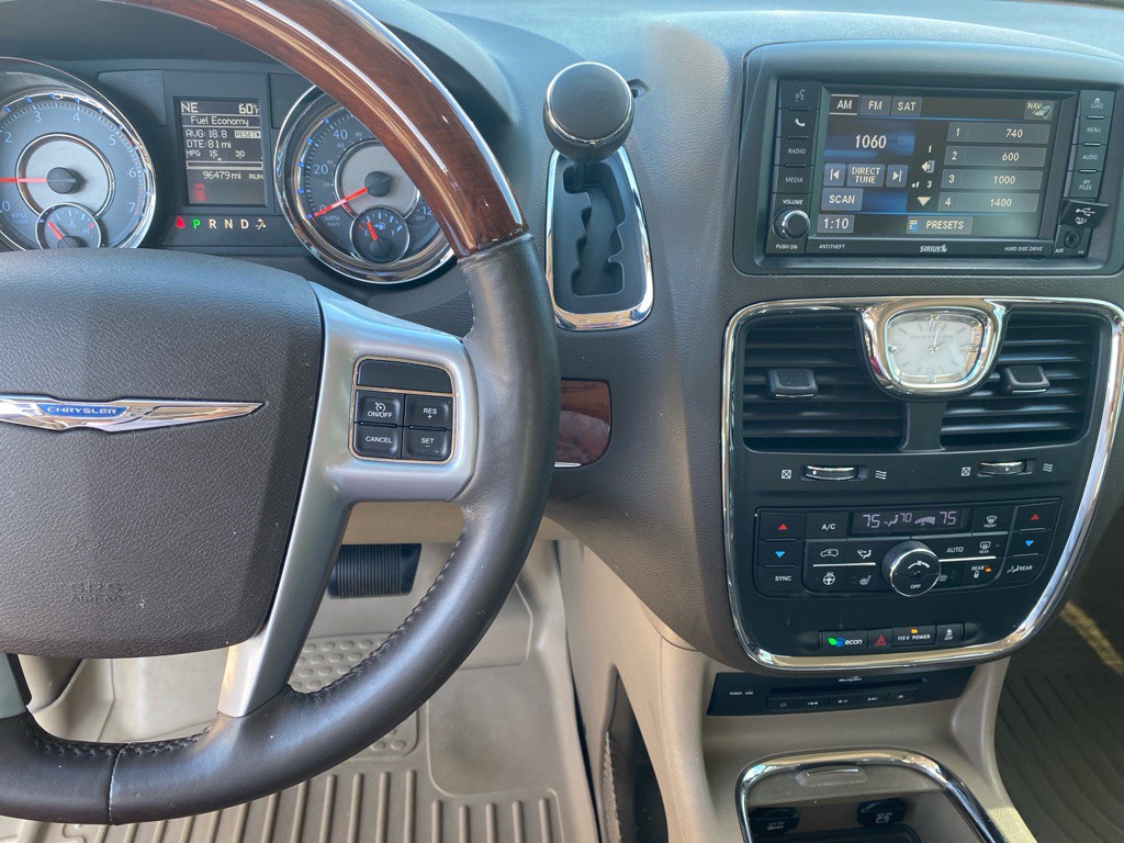 2013 Chrysler Town & Country Image 7