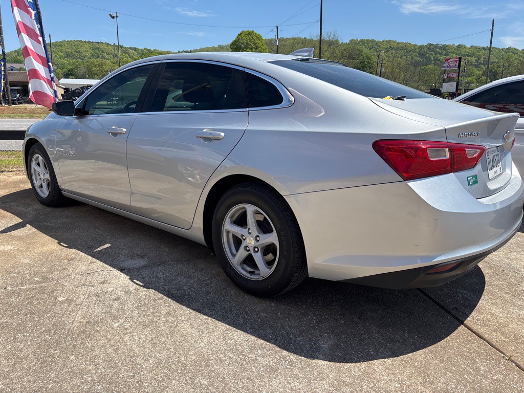 2017 Chevrolet Malibu Image 2