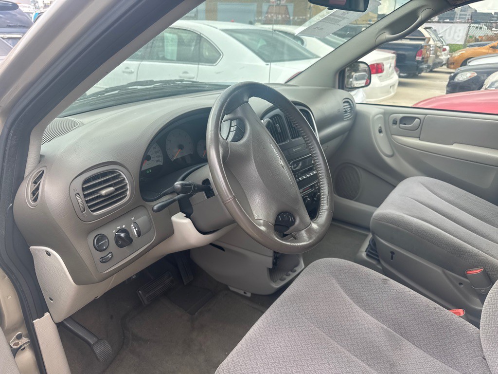 2006 Chrysler Town & Country Image 2