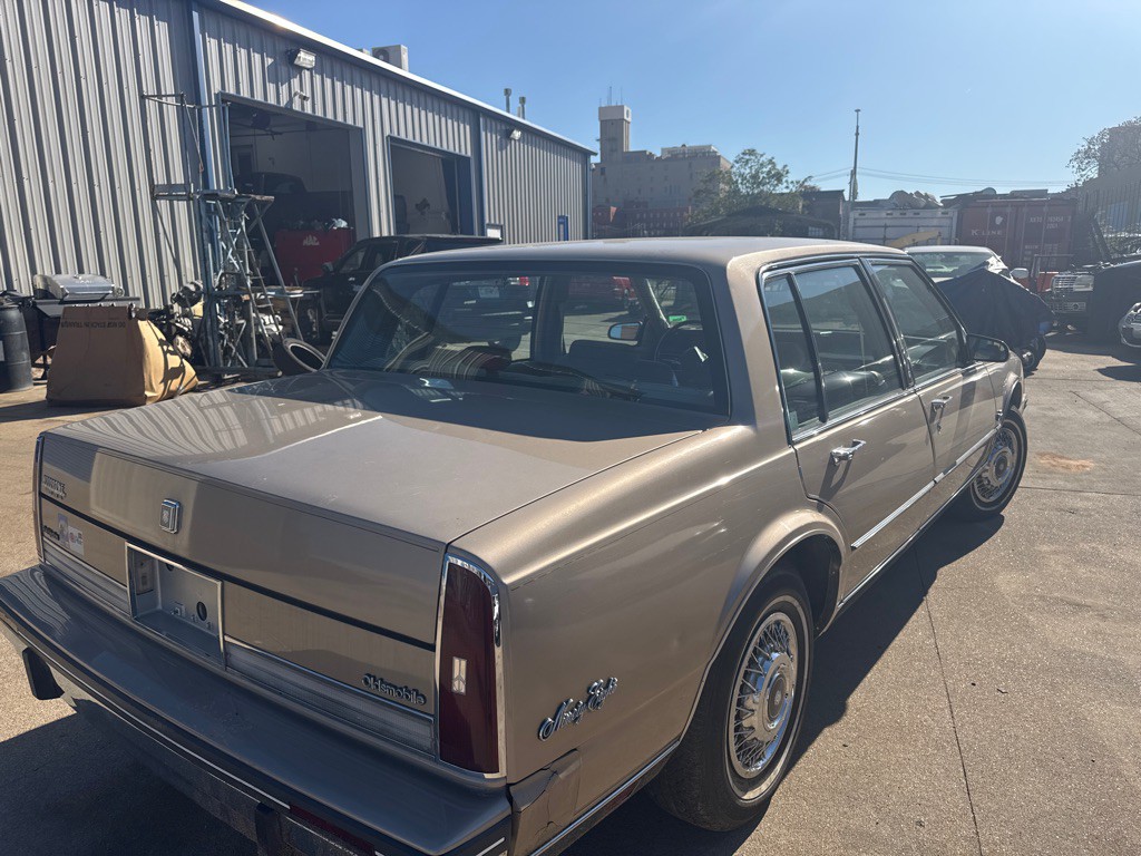 1985 Oldsmobile 98 Image 3