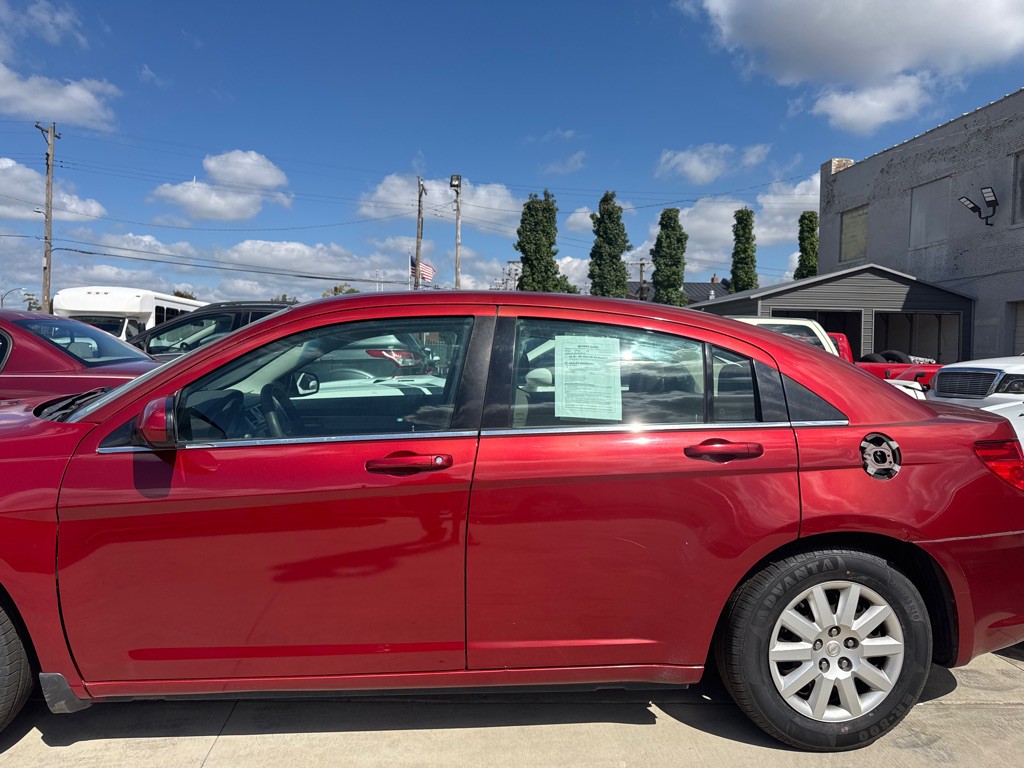2008 Chrysler Sebring Image 2