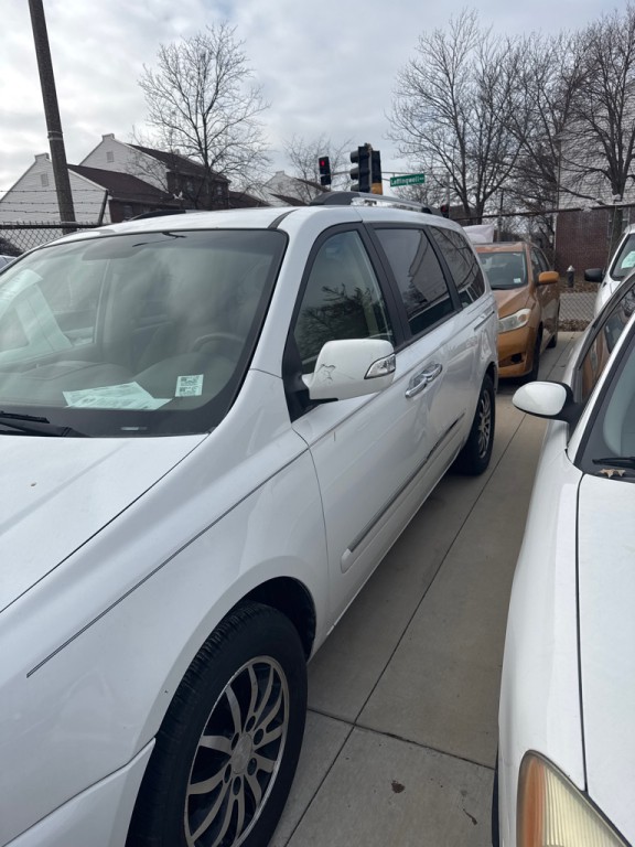 2011 Kia Sedona Image 2