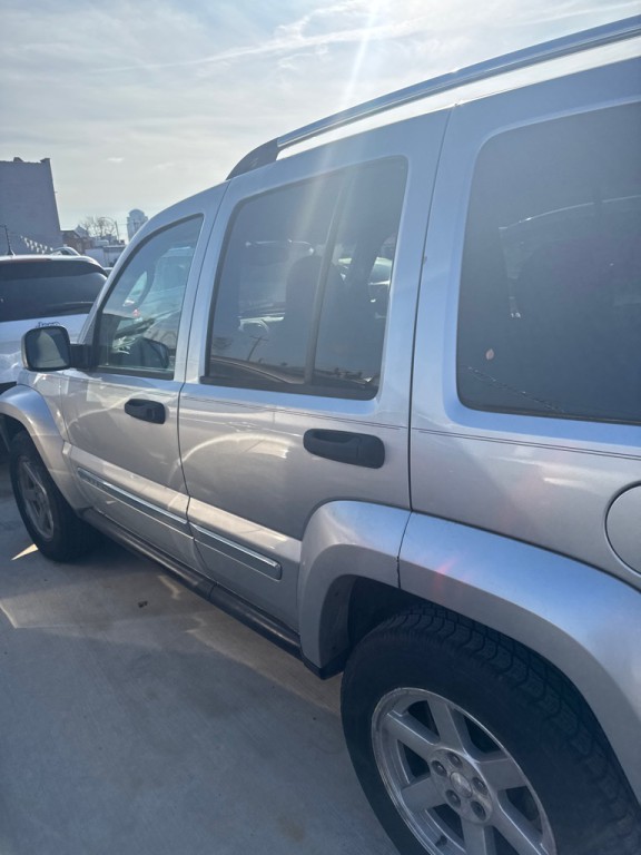 2005 Jeep Liberty Image 2