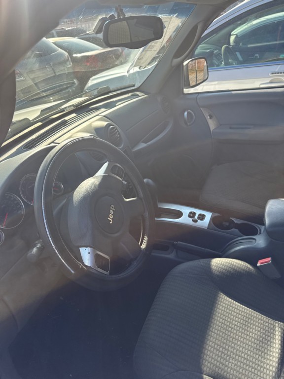2005 Jeep Liberty Image 4