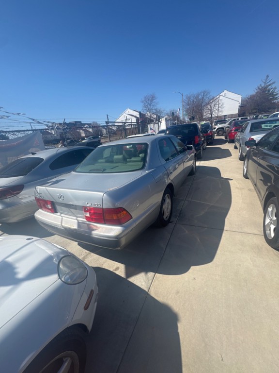 1999 Lexus LS Image 2
