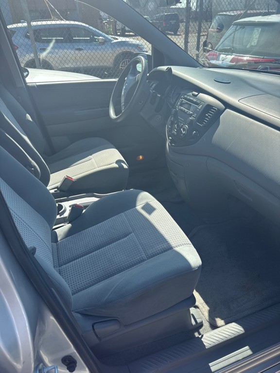 2004 Mazda MPV Image 2
