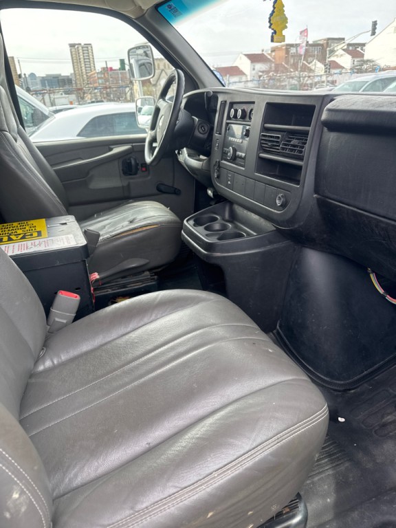 2008 Chevrolet Express Image 3
