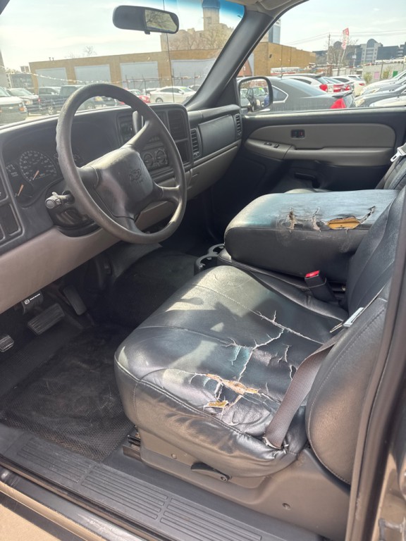 2001 Chevrolet Suburban Image 2