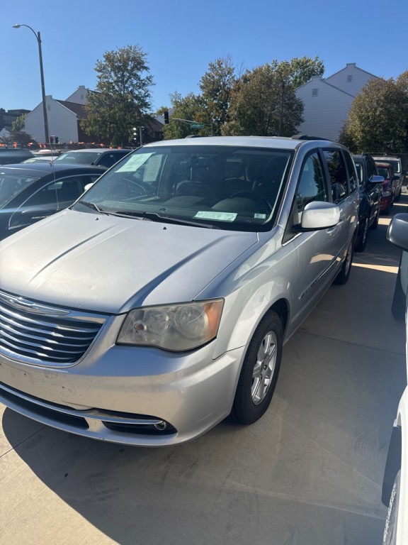 2012 Chrysler Town & Country Image 2