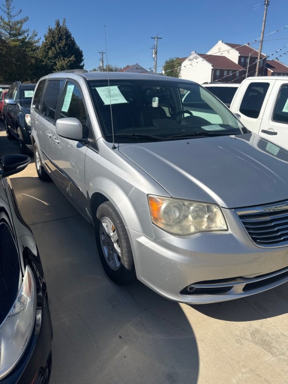 2012 Chrysler Town & Country Image 3