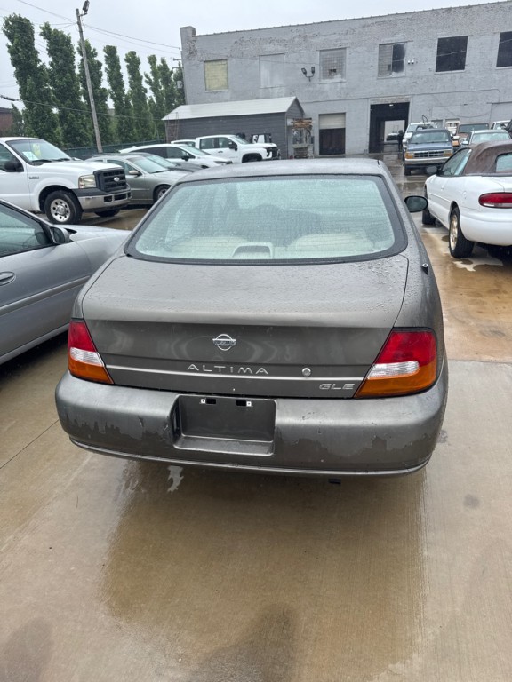 1999 Nissan Altima Image 3