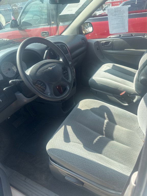 2006 Chrysler Town & Country Image 2