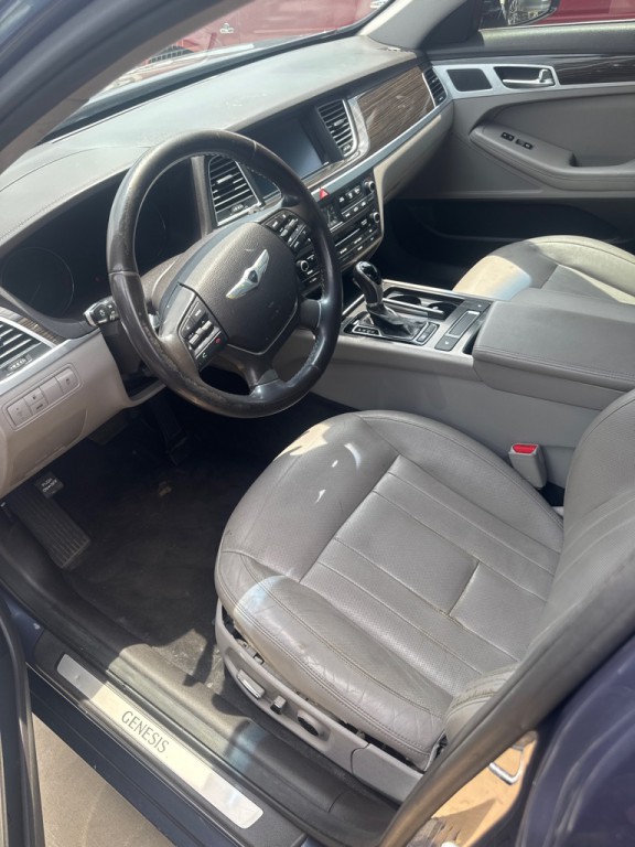 2015 Hyundai Genesis Image 2