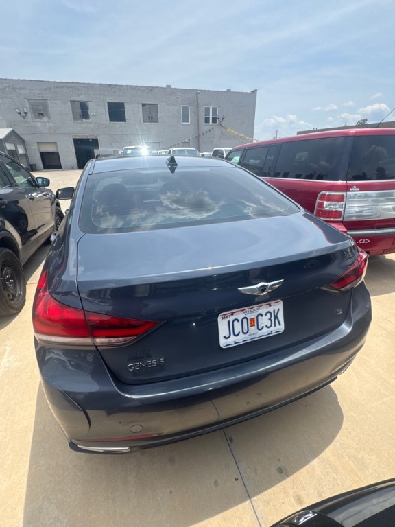 2015 Hyundai Genesis Image 3