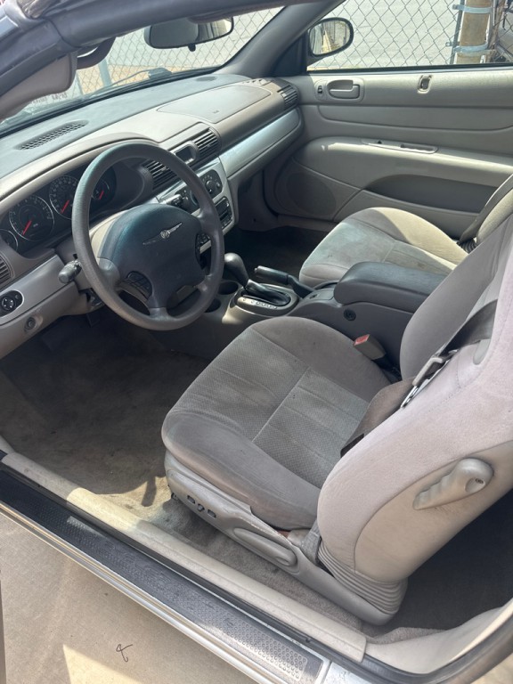 2006 Chrysler Sebring Image 2