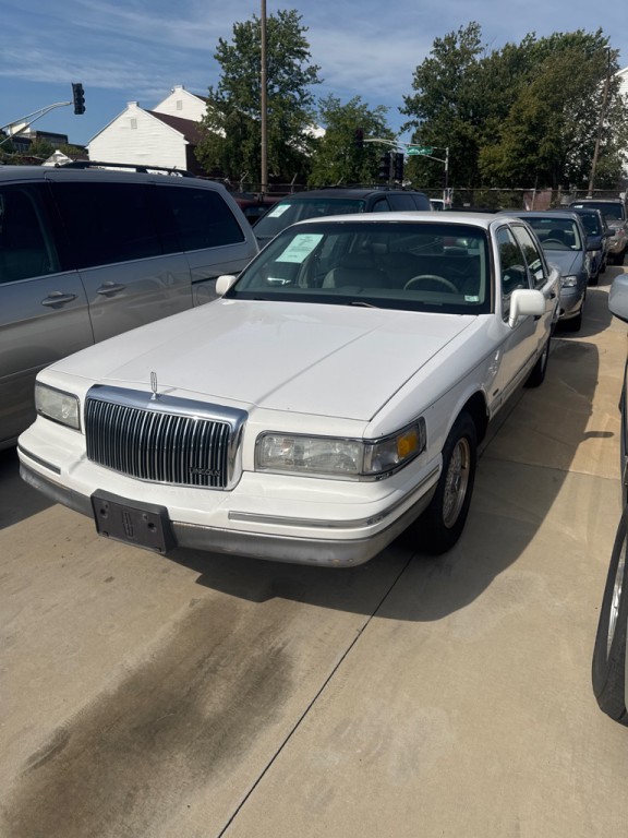 1995 Lincoln Town Car Image 2