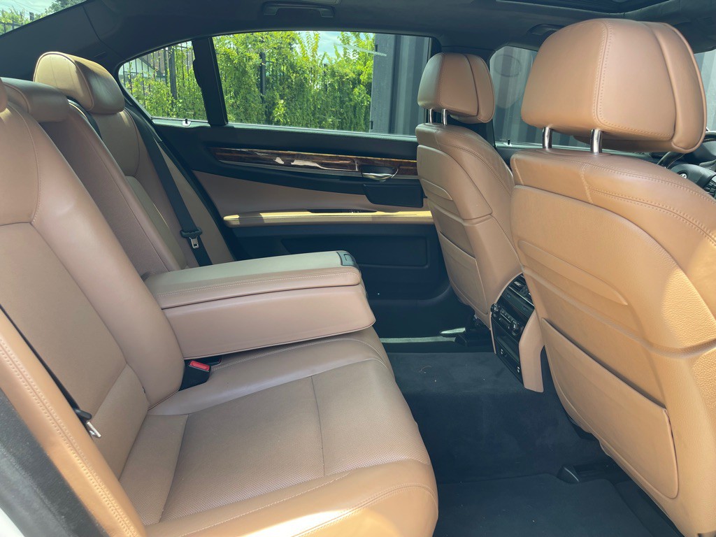 2015 BMW 7 Series Image 8