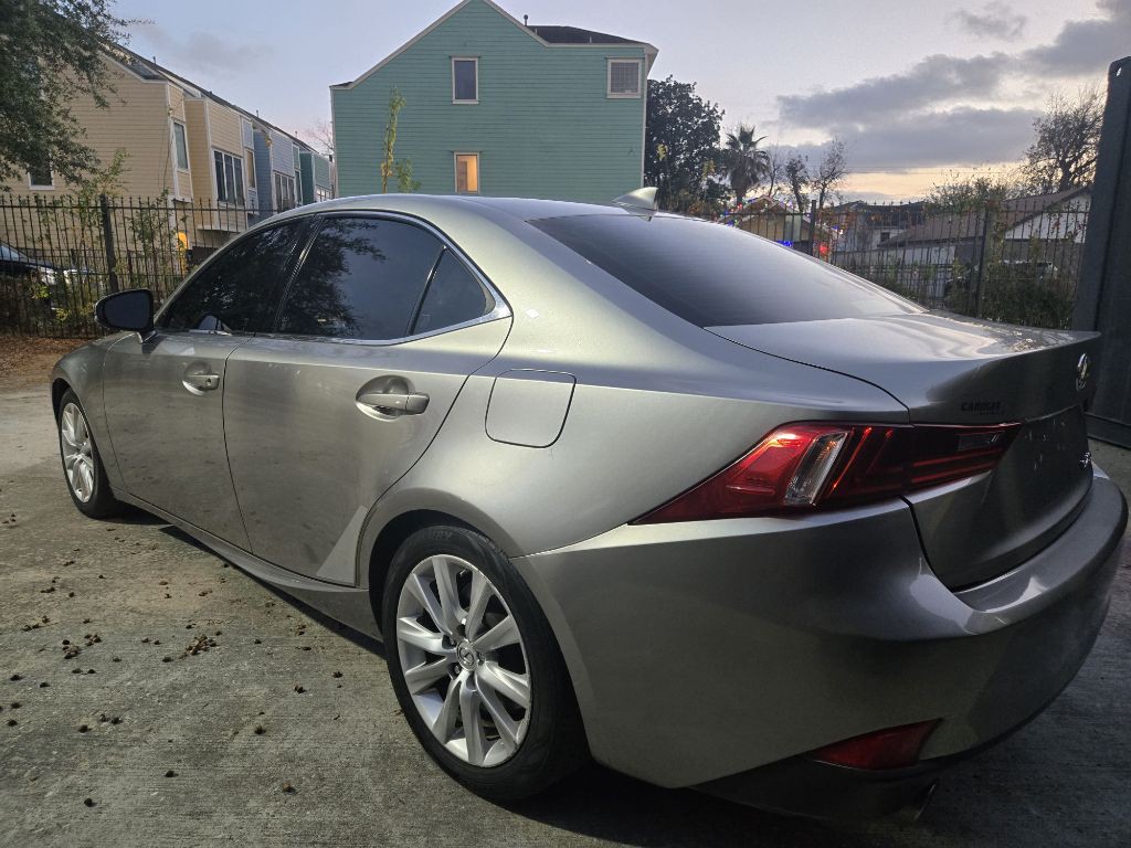 2016 Lexus IS Image 8