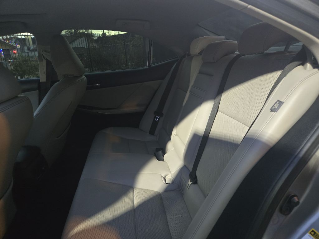 2016 Lexus IS Image 11