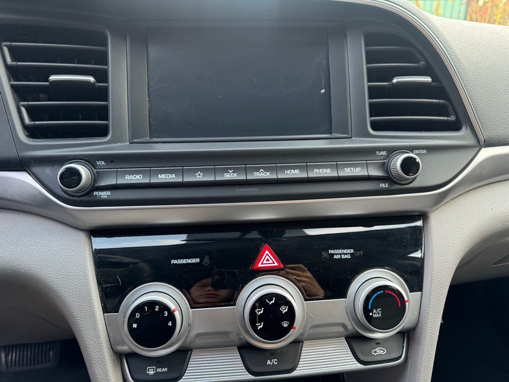 2019 Hyundai Elantra Image 12