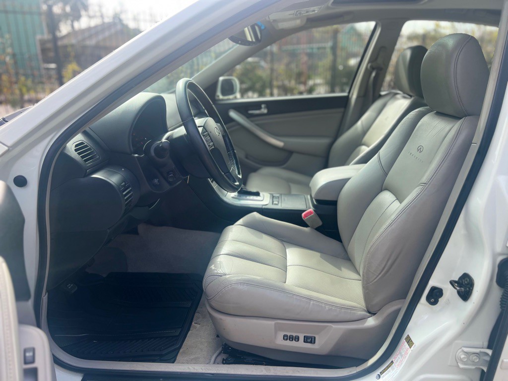 2005 INFINITI G35 Image 10