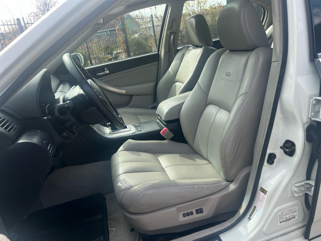 2005 INFINITI G35 Image 11